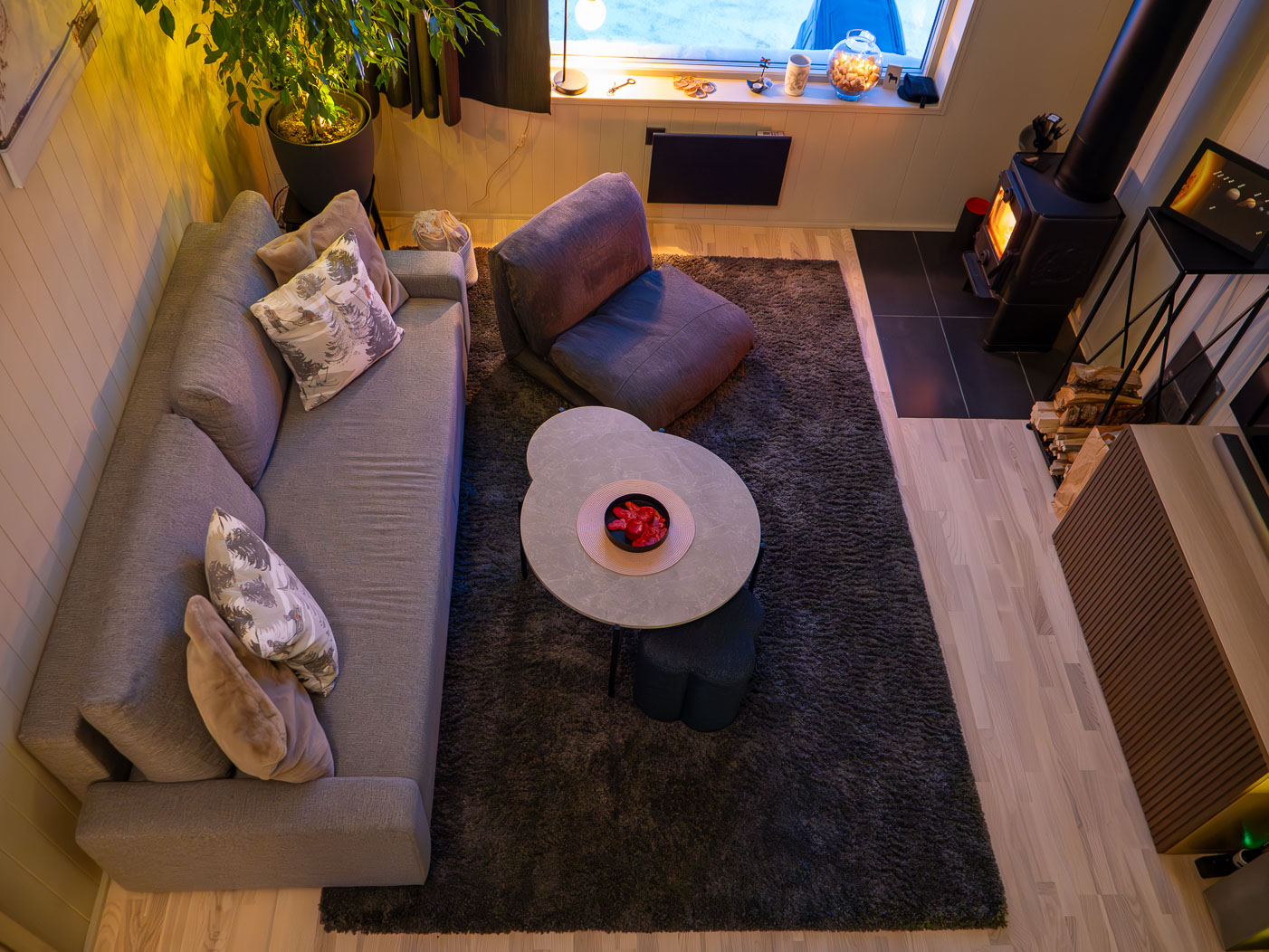Vardagsrummet och kaminen i Villa Viste